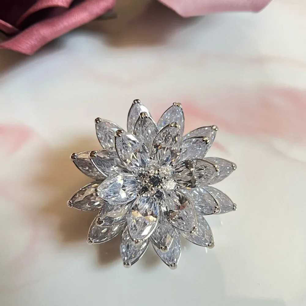 VQ Flower Brooch - Picture 2 of 6